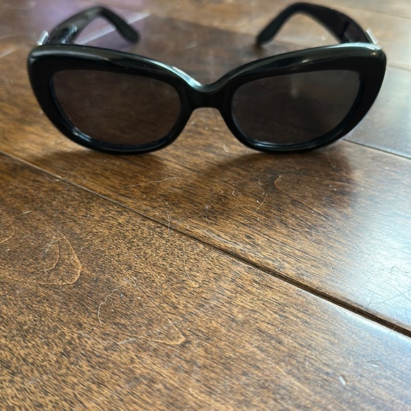 Super retro and classic fendi sunglasses! Classy and sexy.